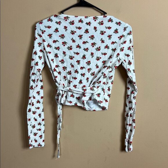 Brandy Melville Women’s Size Small Cream Color with Rose Print Cropped Wrap Tee - Picture 4 of 4